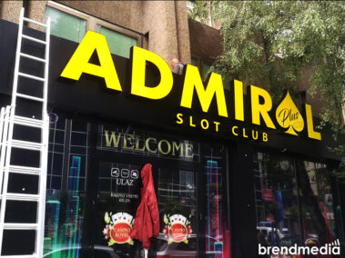 Kombinacija 3D svetlećih slova i prosečen alubond